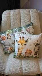 Leuke kussenset babykamer - jungle thema -waggel en vriendje, Ophalen of Verzenden, Zo goed als nieuw, Overige kleuren, Vierkant