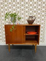Vintage Deens compact dressoir met schuifdeuren, Huis en Inrichting, Kasten | Dressoirs, Ophalen, Deens, Teakhout, 50 tot 100 cm