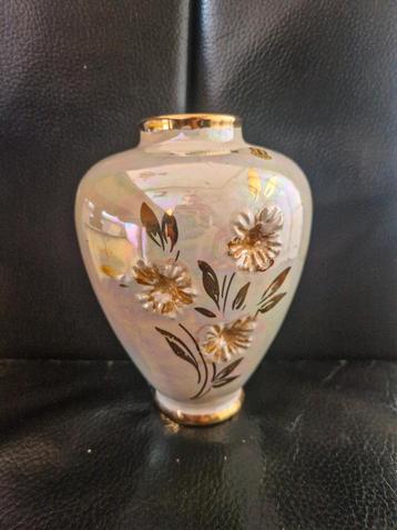 Vintage Vaasje met Gouden Details beschikbaar voor biedingen