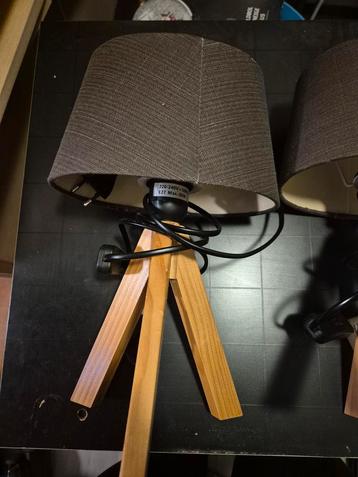Tafellamp met houten voet 2 stuks beschikbaar voor biedingen