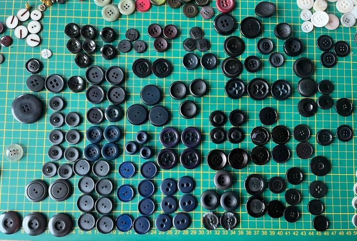 Partij knopen, in alle maten, soorten, kleuren, veel vintage, Hobby en Vrije tijd, Naaien en Fournituren, Zo goed als nieuw, Knoop of Knopen