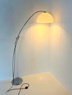 Vintage Arc booglamp Hustadt Leuchten ‘70, Huis en Inrichting, Lampen | Vloerlampen, Verzenden, Zo goed als nieuw, Vintage retro buisframe design rotan webbing papercord