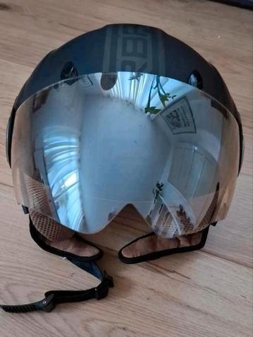 Helm in zeer goede staat weinig gebruikt maat  in zeer beschikbaar voor biedingen