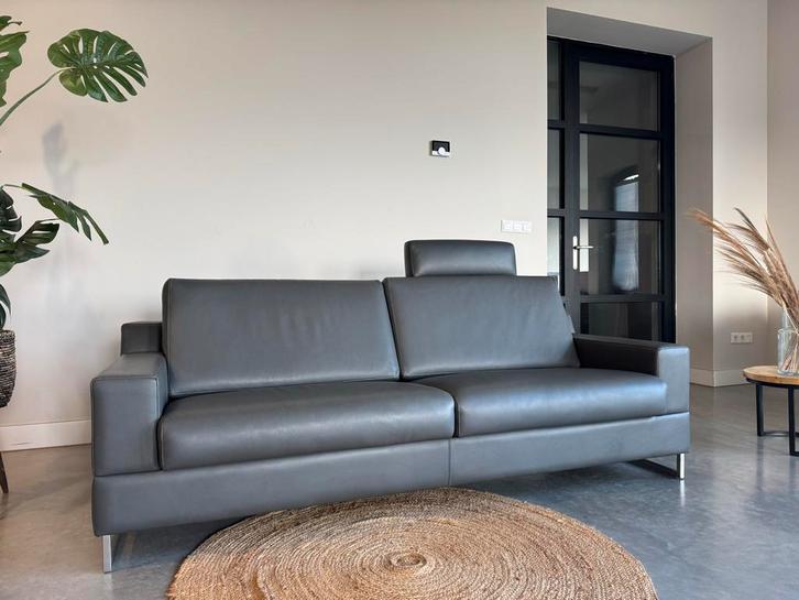 Leolux Cuna Bank - Donkergrijs Leer, Uitstekende Staat, Huis en Inrichting, Banken | Bankstellen, Zo goed als nieuw, Rechte bank