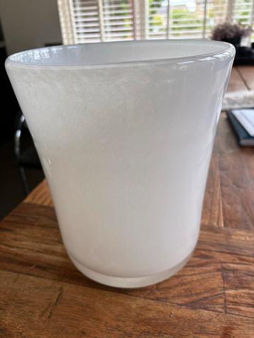 Witte Melkglazen Vaas beschikbaar voor biedingen