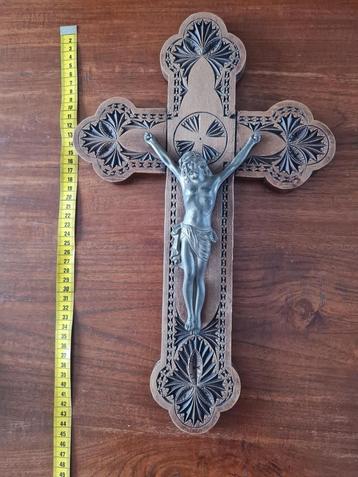 houten handgesneden kruis met Christusfiguur.  beschikbaar voor biedingen