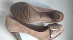 Beige suède pumps met crocodile bandje maat 39, Kleding | Dames, Ophalen of Verzenden, Zo goed als nieuw, Beige