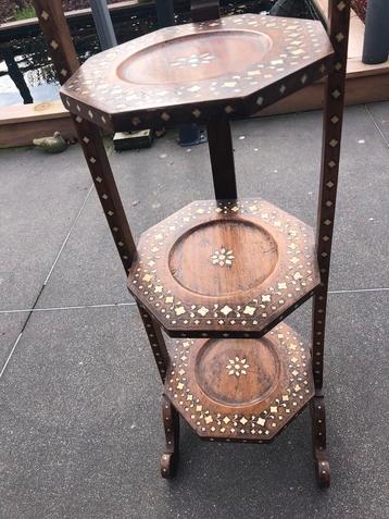 Antieke cake etagere beschikbaar voor biedingen