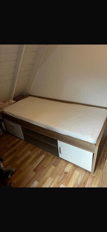 Eenpersoonsbed met lades en kastje