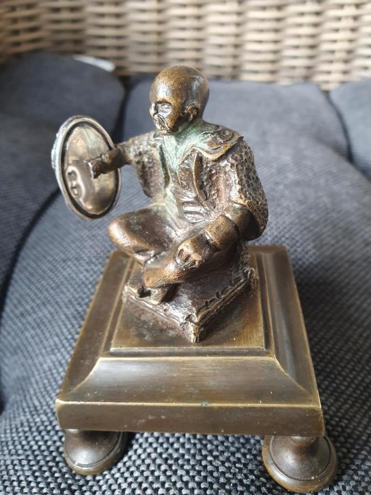 Bronzen beeldje schild is echt zilver, Antiek en Kunst, Kunst | Beelden en Houtsnijwerken, Ophalen of Verzenden