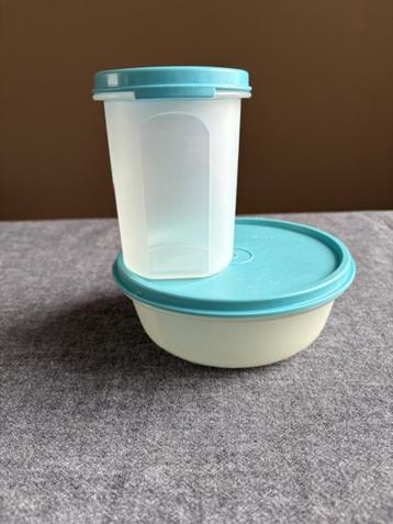 Tupperware bakje en bus beschikbaar voor biedingen