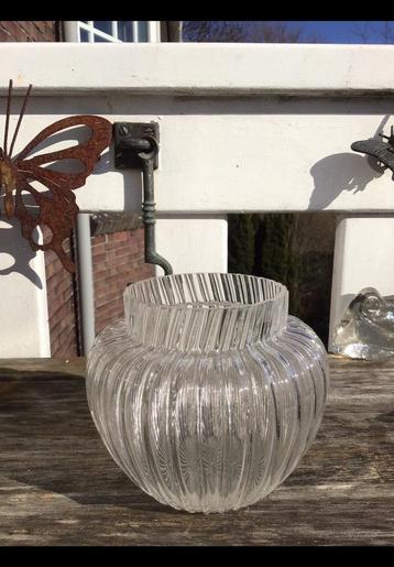 Mooi erg oud vaasje. Kristal glas met laag loodgehalte. Vaas beschikbaar voor biedingen