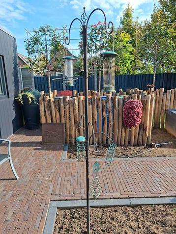 Vogelvoederstandaard met voerbakjes/rekjes  beschikbaar voor biedingen