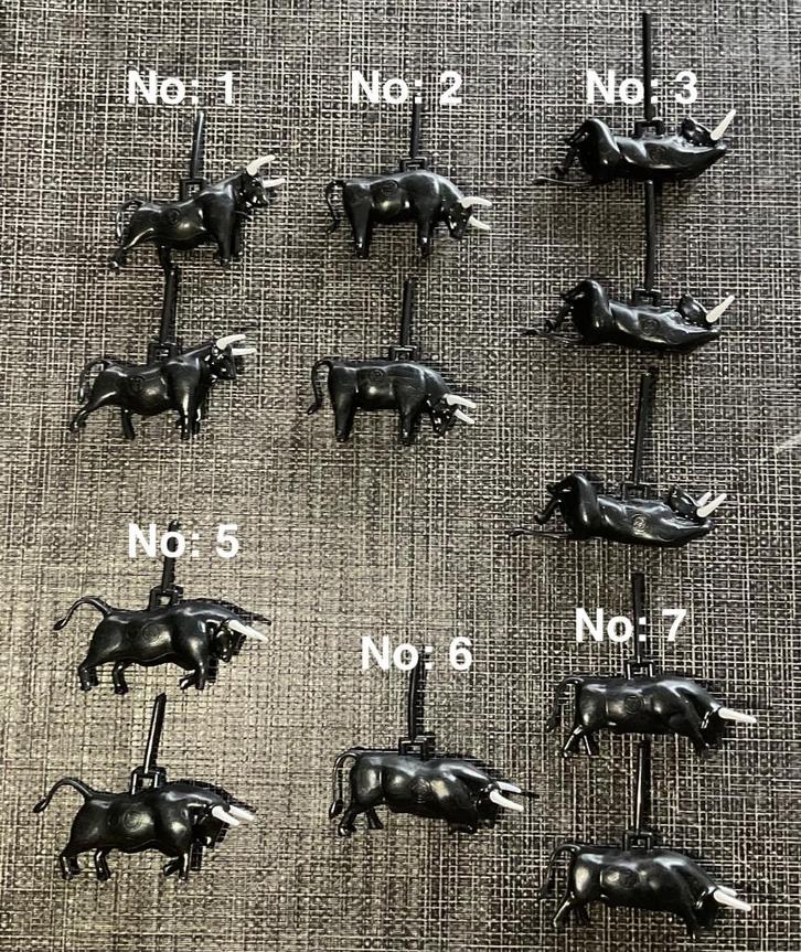 A022 TORRES Sangre De Toro Logo Zwart Plastic Stier Dubbelen, Verzamelen, Poppetjes en Figuurtjes, Zo goed als nieuw, Ophalen