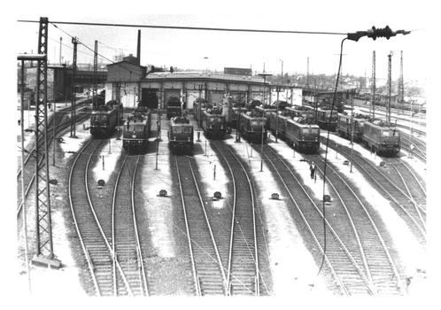 961255	Foto	Trein Zug	Locomotief	Bw	Mannheim	5-6-75, Verzamelen, Spoorwegen en Tramwegen, Trein, Kaart of Prent, Ophalen of Verzenden