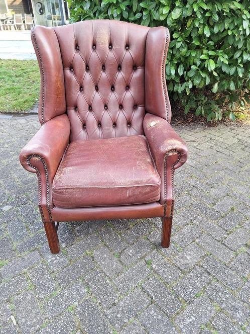 Chesterfield stoel / fauteuil met houten onderstel, Huis en Inrichting, Fauteuils, Gebruikt, Hout, Leer, 75 tot 100 cm, 75 tot 100 cm
