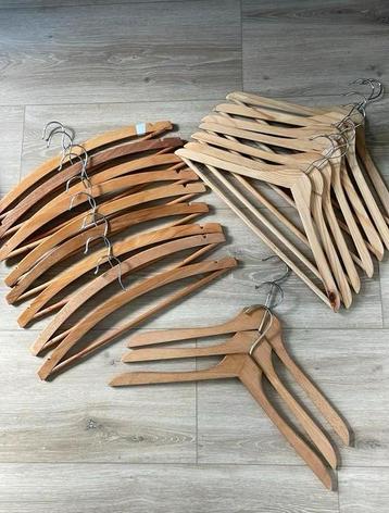 19 houten kledinghangers kleerhangers