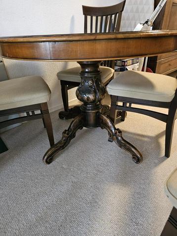 Complete eettafel met 6 stoelen beschikbaar voor biedingen