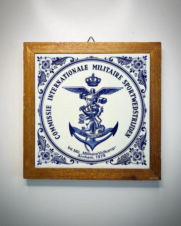 Vintage Tegel Internationale Militaire Sportwedstrijden beschikbaar voor biedingen