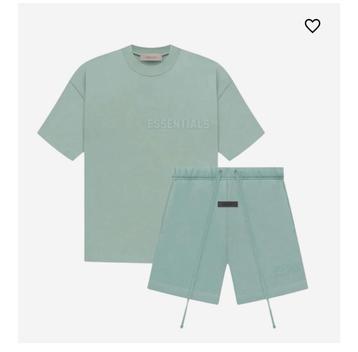 Essential zomer set beschikbaar voor biedingen