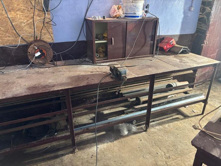 Metalen Werkbank werktafel met Bankschroef, Doe-het-zelf en Verbouw, Werkbanken, Gebruikt, Minder dan 70 cm, Bankschroef, Ophalen