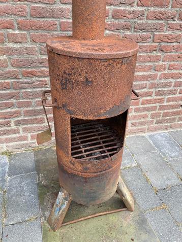 Gezellige tuinhaard met vloerplaat, rooster en losse pijp beschikbaar voor biedingen