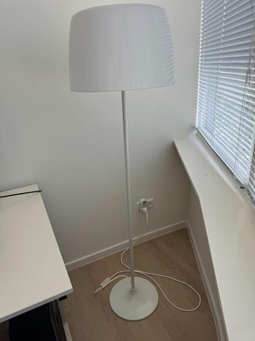 Klassieke vloerlamp + retro-moderne vloerlamp (2 stuks) beschikbaar voor biedingen