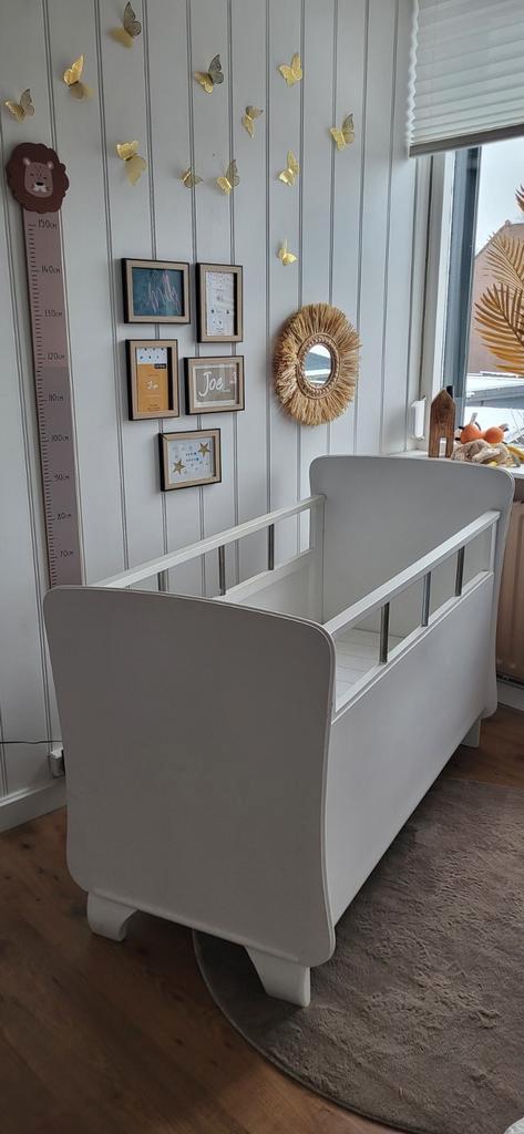 Vintage ledikant met bijpassende commode., Kinderen en Baby's, Kinderkamer | Complete kinderkamers, Gebruikt, Jongetje of Meisje