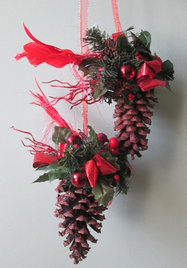 Kerst Hangers 2 Gedecoreerde Dennenappels met Vogels en Lint, Diversen, Kerst, Nieuw, Ophalen of Verzenden