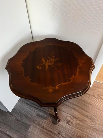 Wijntafel met sierlijk bloemenmotief ingelegd in het hout. beschikbaar voor biedingen