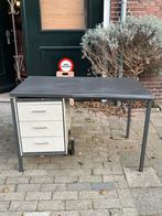 Vintage bureau Gispen industrieel grijs linoleum, Huis en Inrichting, Bureaus, Ophalen of Verzenden, Gebruikt, Bureau