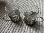 Theeglazen 2 stuks In metalen houder vintage, Glas of Glazen, Verzenden, Overige stijlen, Glas