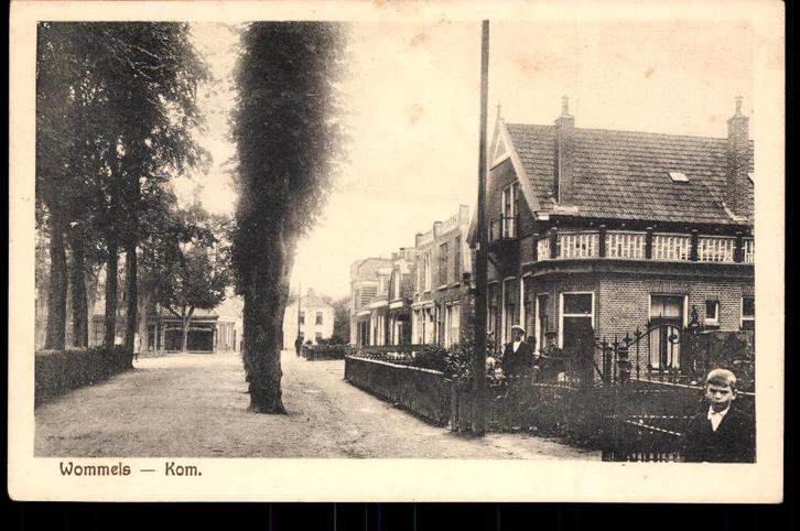Wommels (Frl.), Kom, de Terp met volk, gelopen ca. 1925, Verzamelen, Ansichtkaarten | Nederland, Gelopen, Friesland, 1920 tot 1940