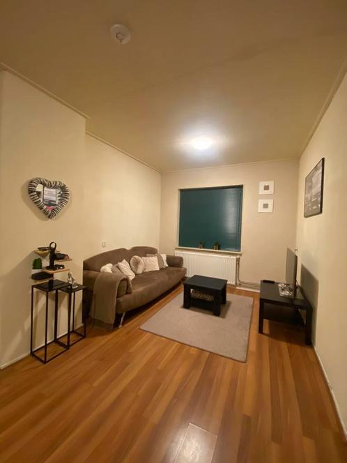 Per direct APPARTEMENT  te huur in Zaandam centrum DAMES, Huizen en Kamers, Kamers te huur, 50 m² of meer