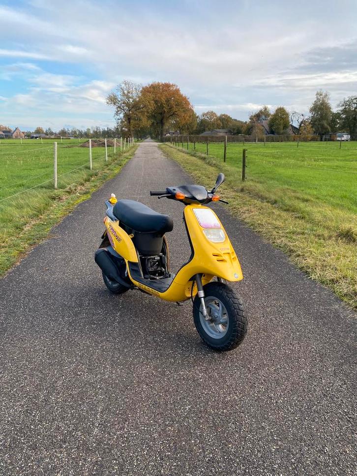 Gilera typhoon 125cc 2 takt brom kenteken, Fietsen en Brommers, Scooters | Piaggio, Zo goed als nieuw, Overige modellen, Tweetakt