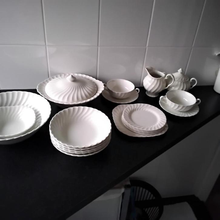 Johnson regency snowwhite, Huis en Inrichting, Keuken | Servies, Zo goed als nieuw, Bord(en), Overige stijlen, Aardewerk, Ophalen of Verzenden