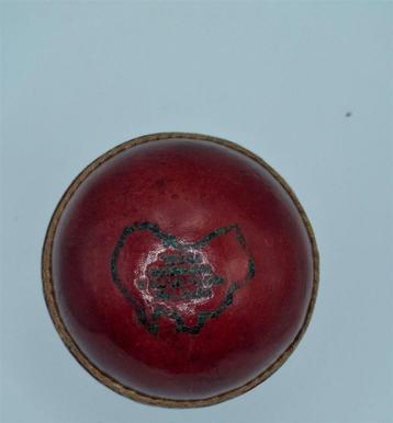 Cricket bal, leer, nieuwstaat beschikbaar voor biedingen