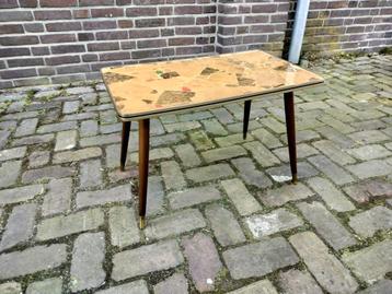 Te Koop, vintage tafeltje jaren 70. beschikbaar voor biedingen