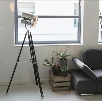 Vloerlamp Tripod Surveyor 1 Driepootlamp beschikbaar voor biedingen