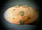 Handgesneden houten doosje met sluiting messing hout curiosa, Verzenden