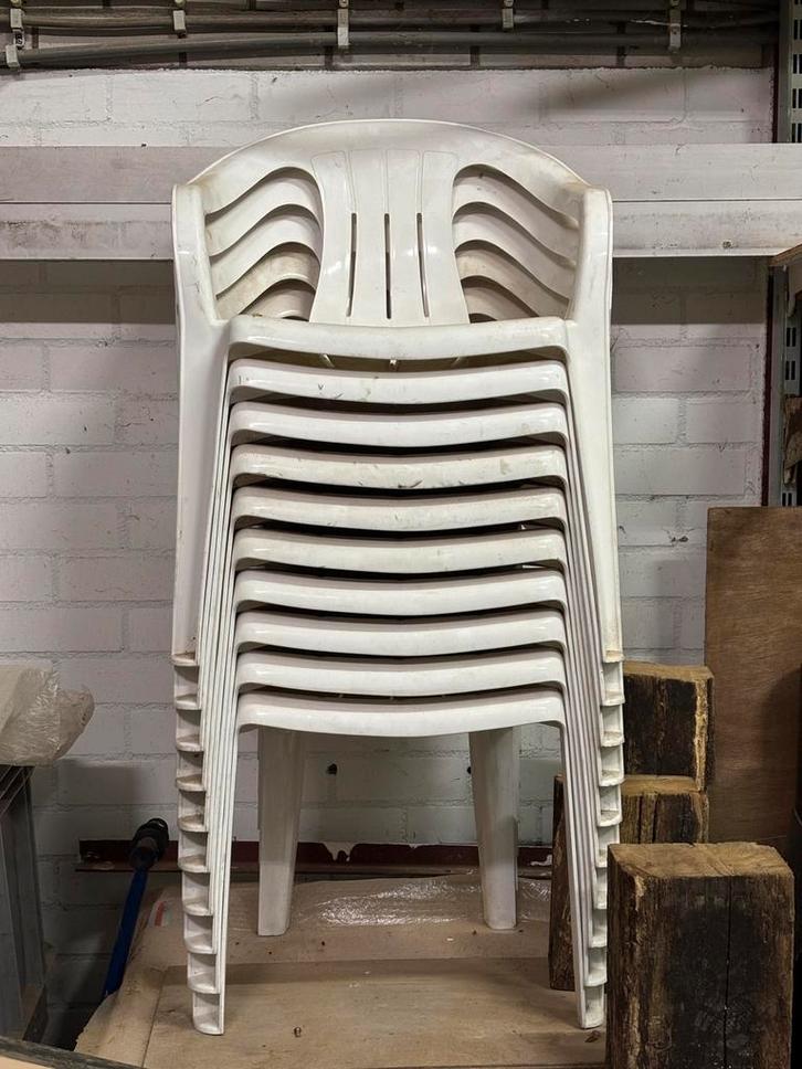 Gratis af te halen – Stapel witte kunststof tuinstoelen 10st, Tuin en Terras, Tuinstoelen, Gebruikt, Kunststof, Stapelbaar, Ophalen