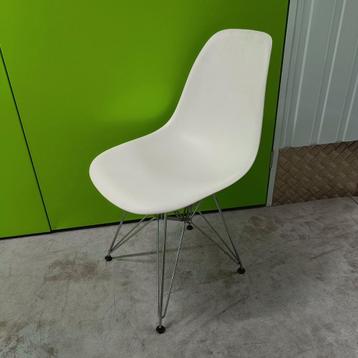 4x originele Vitra Eames DSR kuipstoel wit met eiffel frame beschikbaar voor biedingen