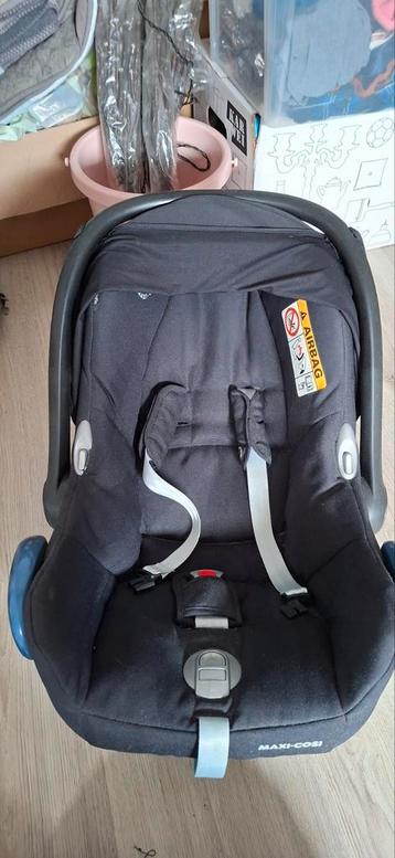 Maxi-Cosi Cabriofix + verkleiner beschikbaar voor biedingen