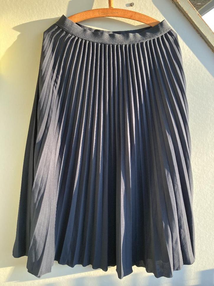 Donkerblauwe plissérok Met elastische tailleband., Kleding | Dames, Rokken, Zo goed als nieuw, Maat 38/40 (M), Blauw, Onder de knie