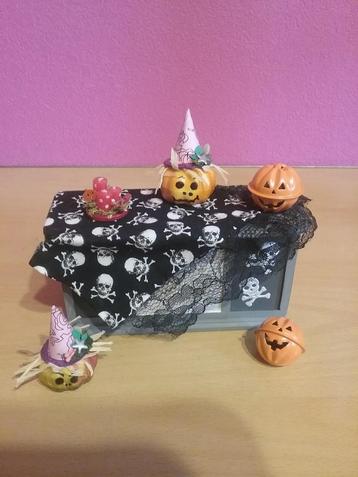 Halloween in het poppenhuis. beschikbaar voor biedingen