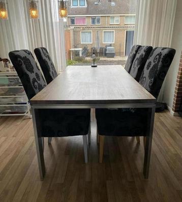 Eettafel met 6 zwarte stoelen beschikbaar voor biedingen
