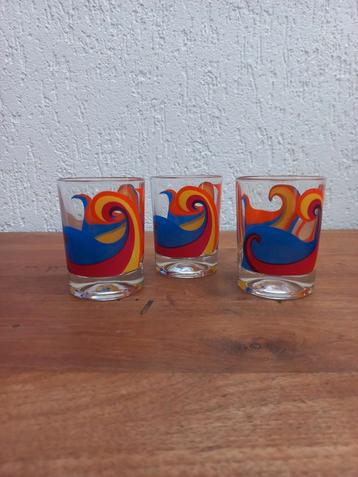 Drie Italiaanse glazen. Vintage drinkglazen. Retro glas beschikbaar voor biedingen