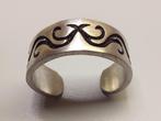 Teenring zilverkleurig - zwart golf motief (5013), Sieraden, Tassen en Uiterlijk, Ringen, Overige materialen, Verzenden, Nieuw