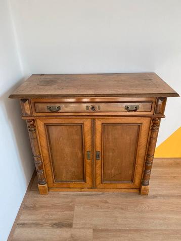 Antiek houten kastje / commode beschikbaar voor biedingen