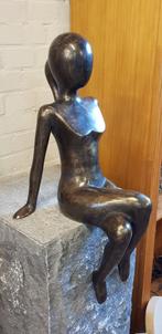 RANDZITTER / DAME / VROUW / bronzen tuinbeeld